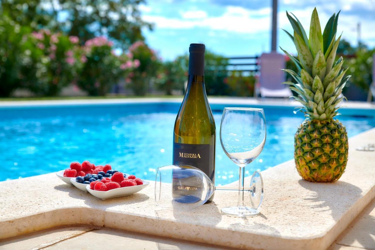 Villa Bartona For 8 Persons With Private Swimmingpool Pula Zewnętrze zdjęcie