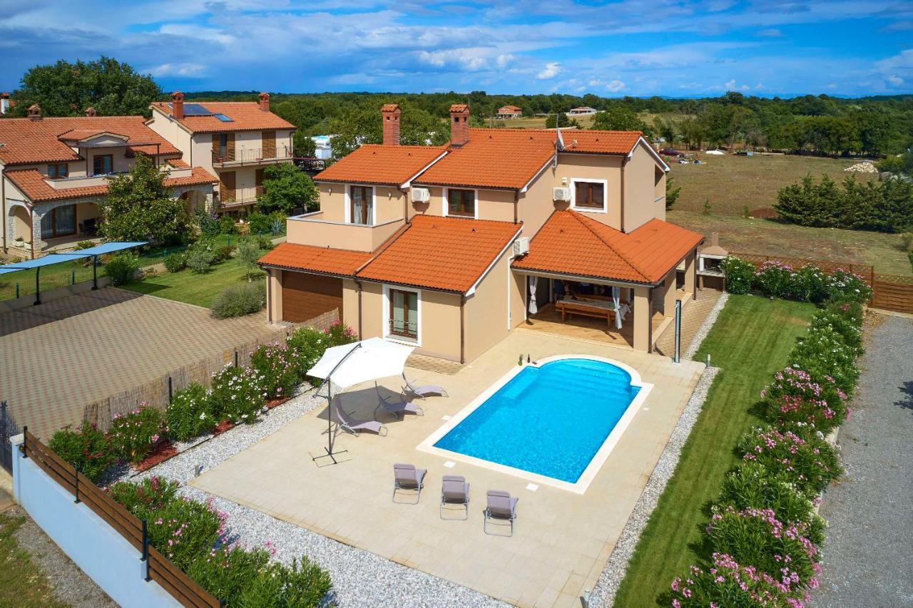 Villa Bartona For 8 Persons With Private Swimmingpool Pula Zewnętrze zdjęcie