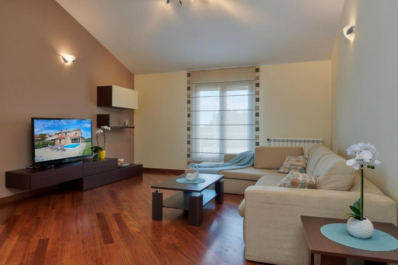 Villa Bartona For 8 Persons With Private Swimmingpool Pula Zewnętrze zdjęcie
