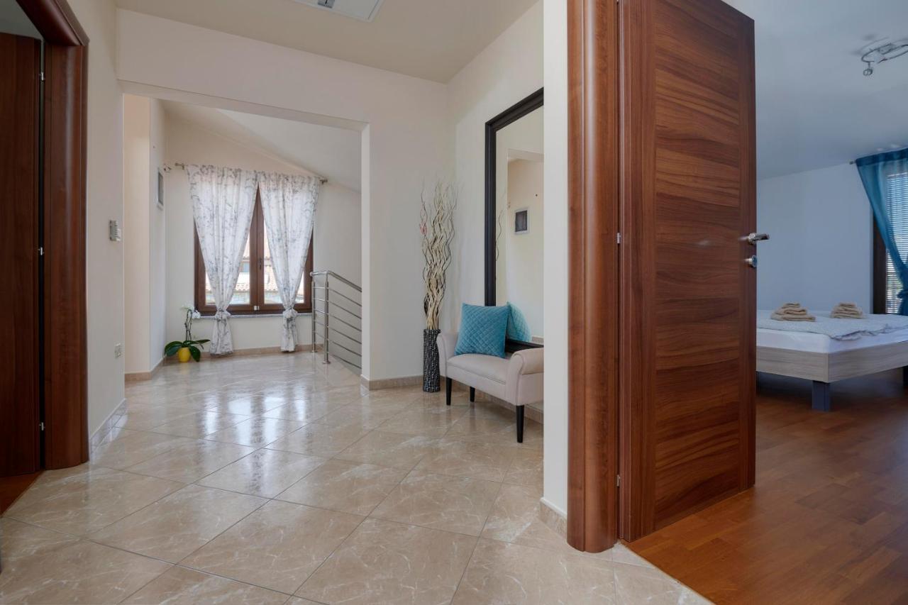 Villa Bartona For 8 Persons With Private Swimmingpool Pula Zewnętrze zdjęcie