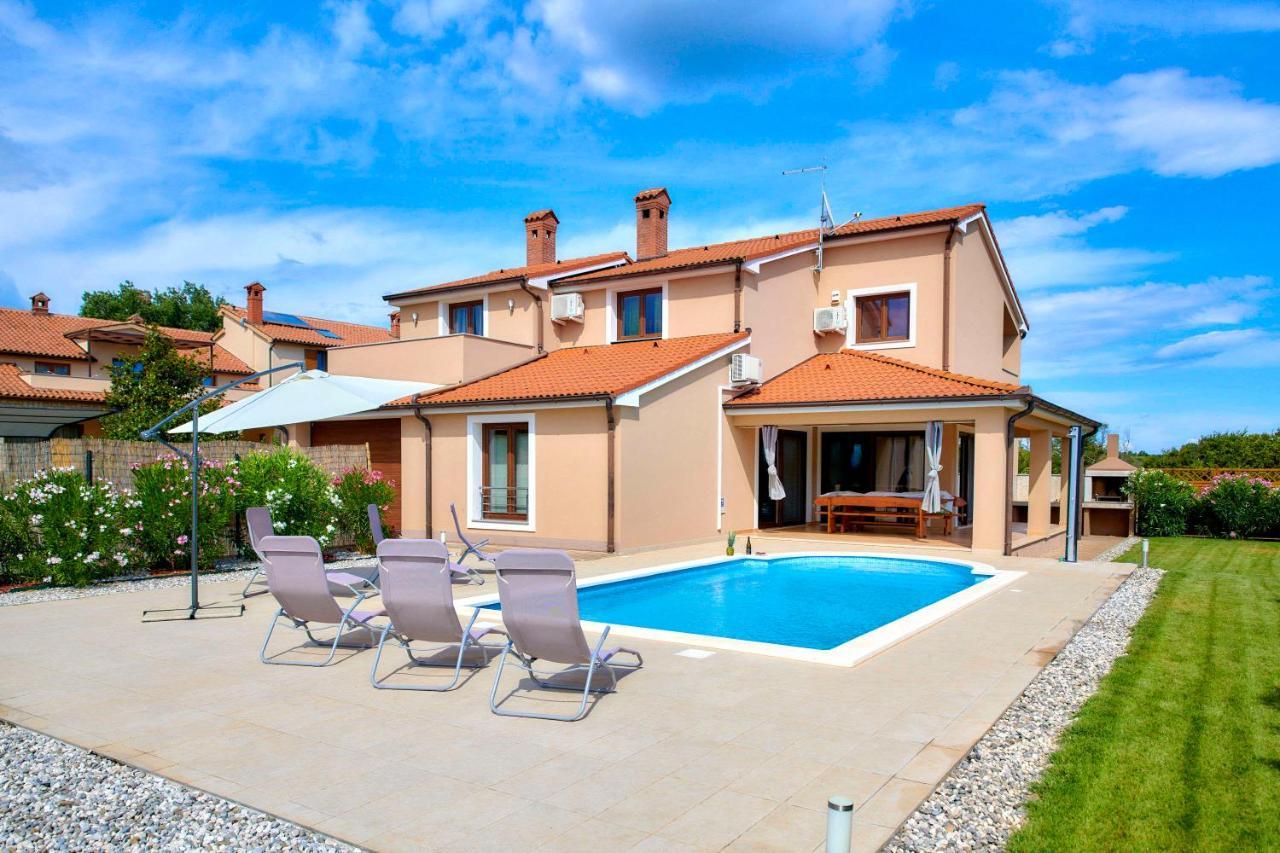 Villa Bartona For 8 Persons With Private Swimmingpool Pula Zewnętrze zdjęcie