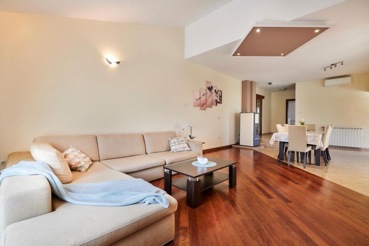 Villa Bartona For 8 Persons With Private Swimmingpool Pula Zewnętrze zdjęcie