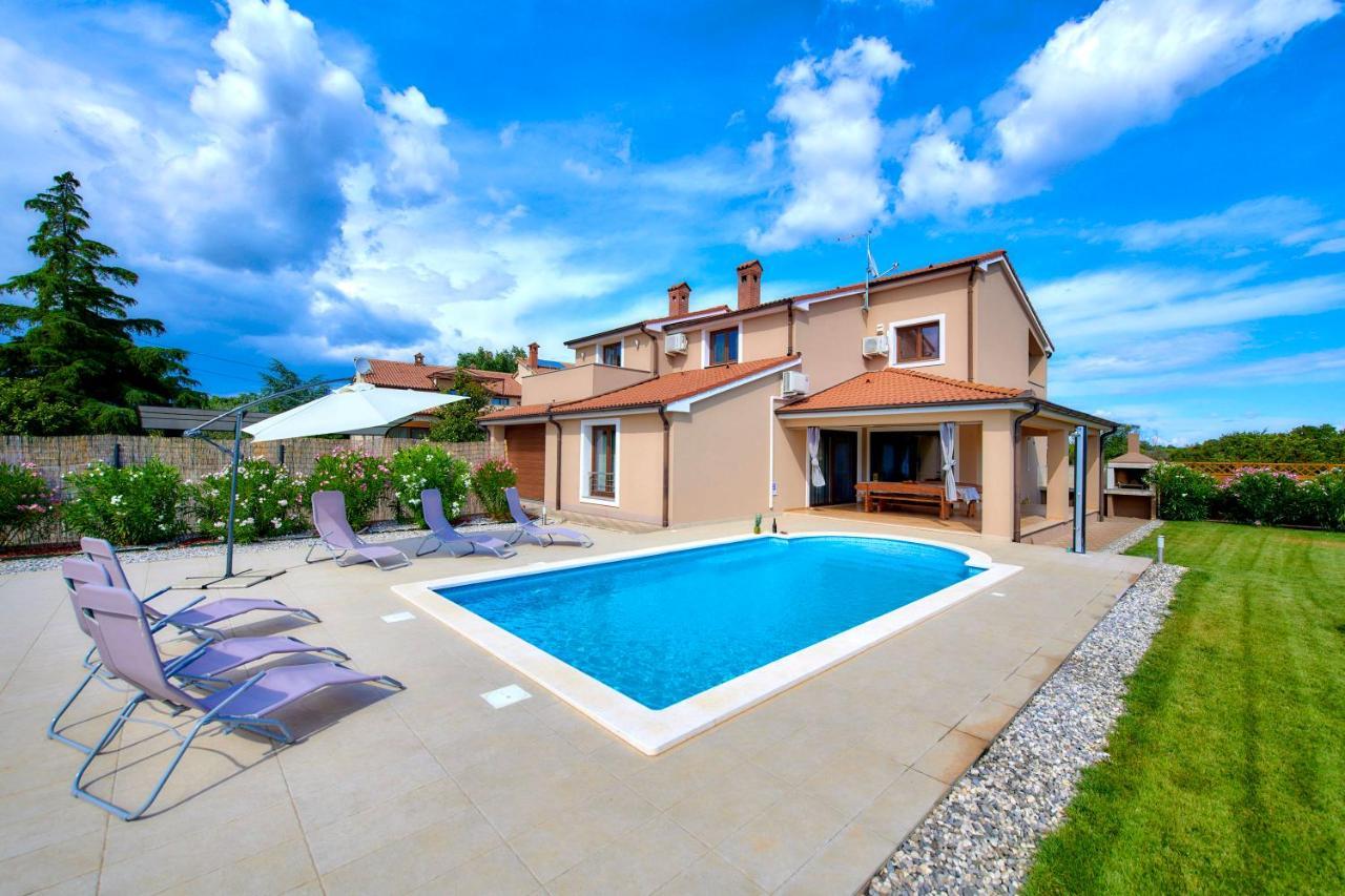 Villa Bartona For 8 Persons With Private Swimmingpool Pula Zewnętrze zdjęcie