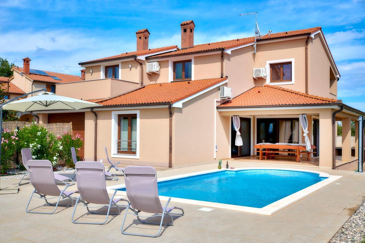 Villa Bartona For 8 Persons With Private Swimmingpool Pula Zewnętrze zdjęcie