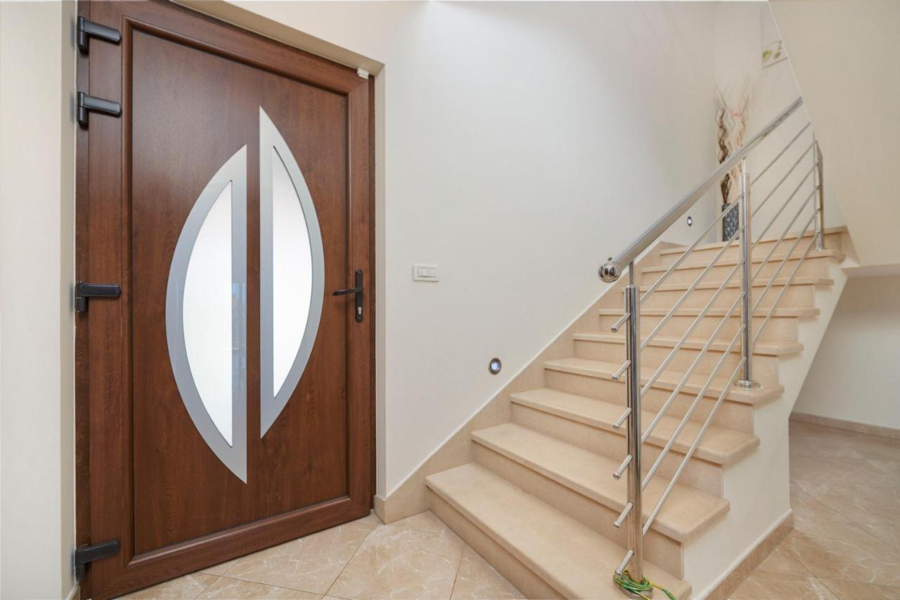 Villa Bartona For 8 Persons With Private Swimmingpool Pula Zewnętrze zdjęcie