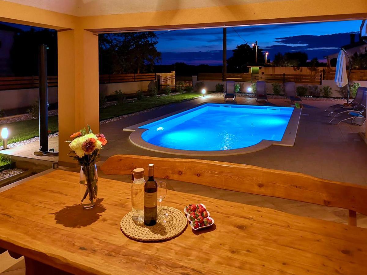 Villa Bartona For 8 Persons With Private Swimmingpool Pula Zewnętrze zdjęcie