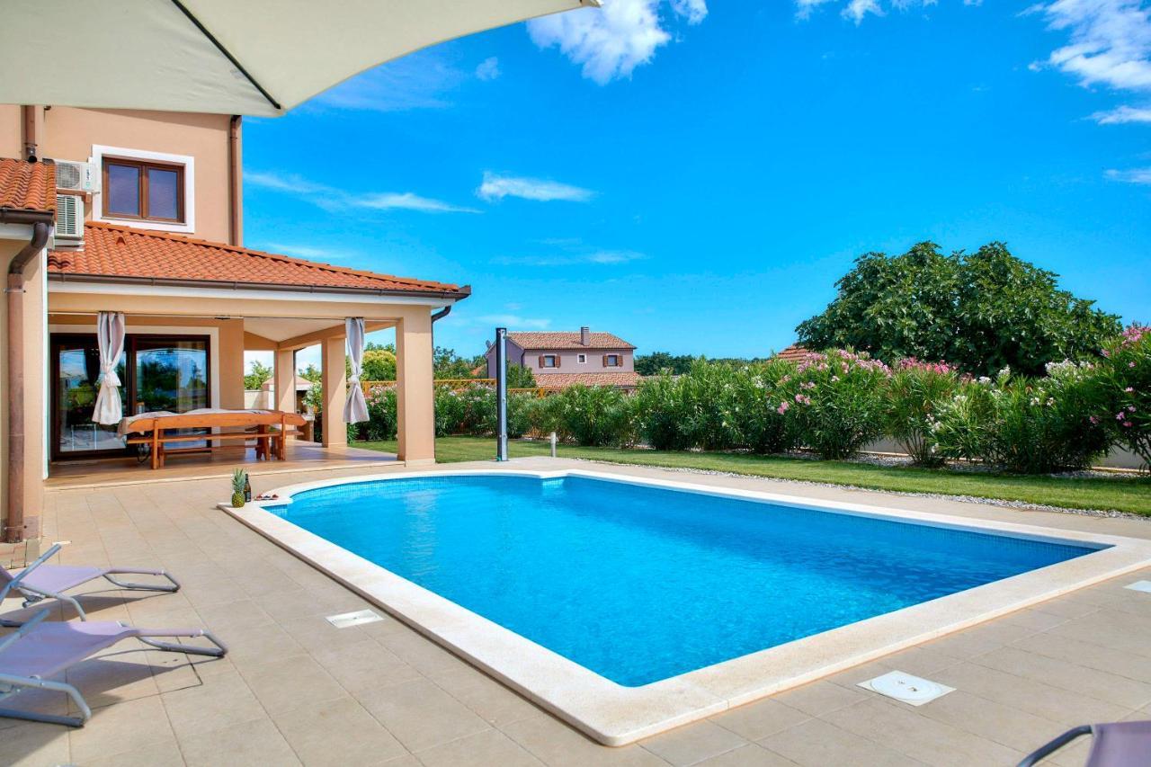 Villa Bartona For 8 Persons With Private Swimmingpool Pula Zewnętrze zdjęcie
